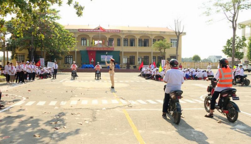 Biển báo giao thông quy định về độ tuổi lái xe máy điện và xe gắn máy